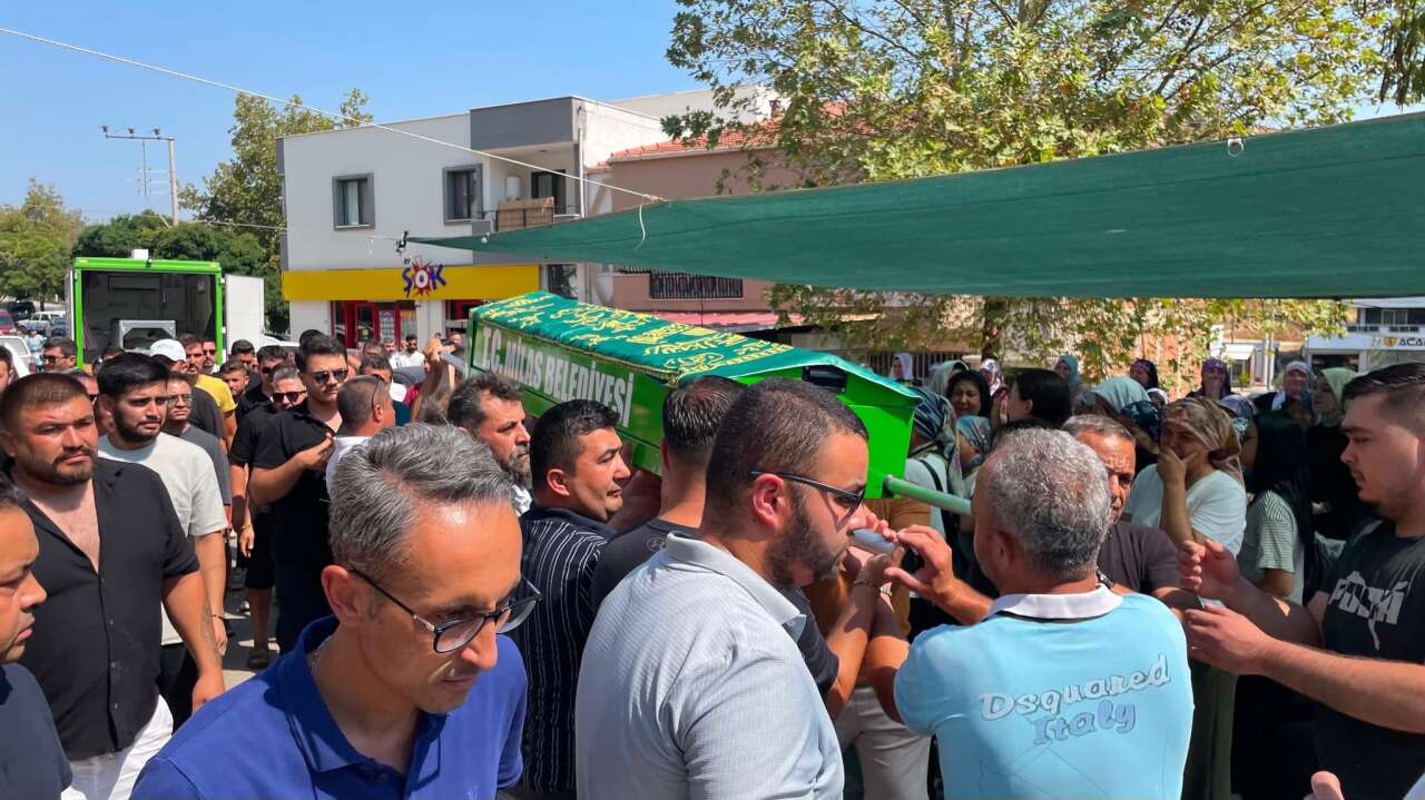 Milas'ta Hüzünlü Veda: Mehmet Fırat Karakaya Son Yolculuğuna Uğurlandı 3